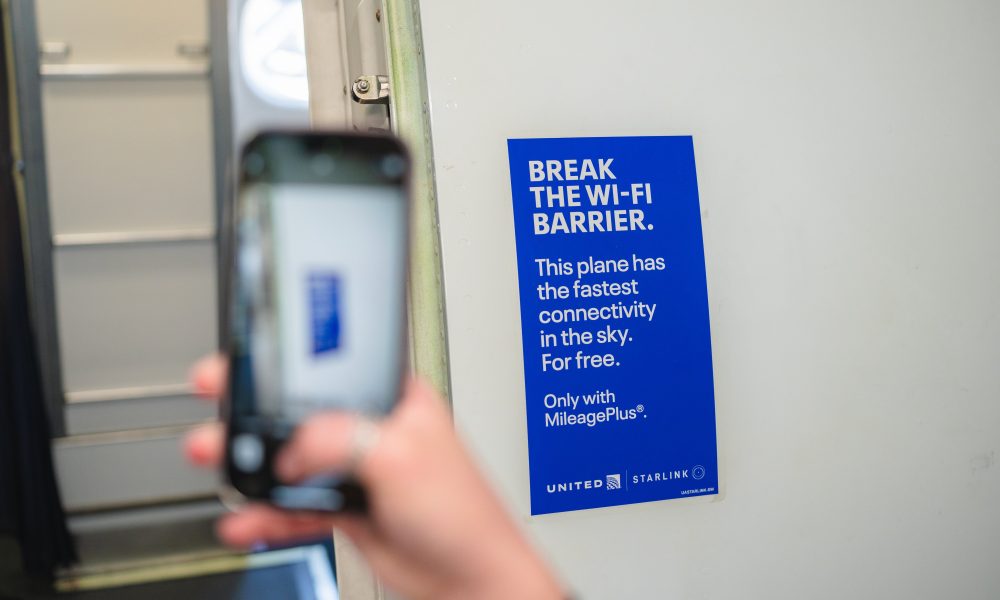 starlink-debut-United-Airlines-detroit-flight